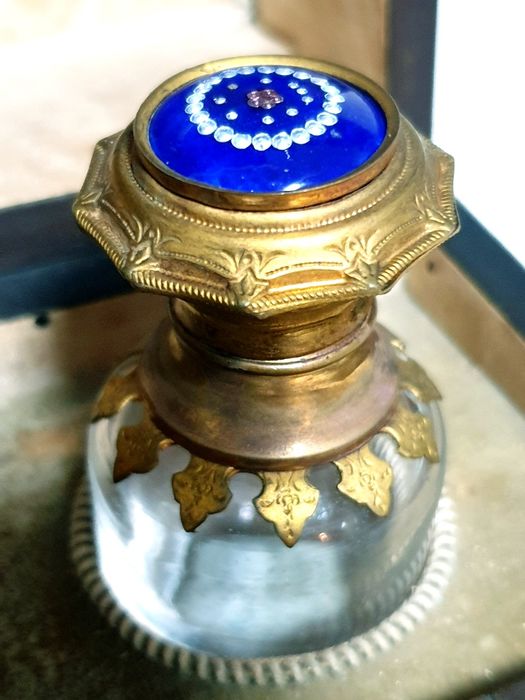 Maravilhoso antigo estojo com frascos de perfumes franceses