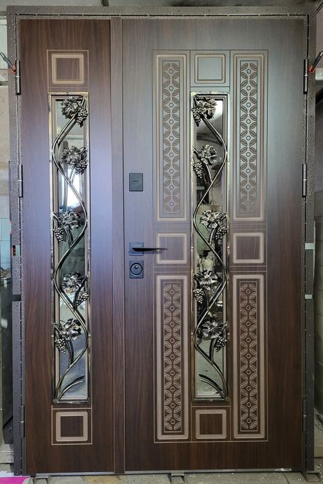 Вхідні броньовані двері