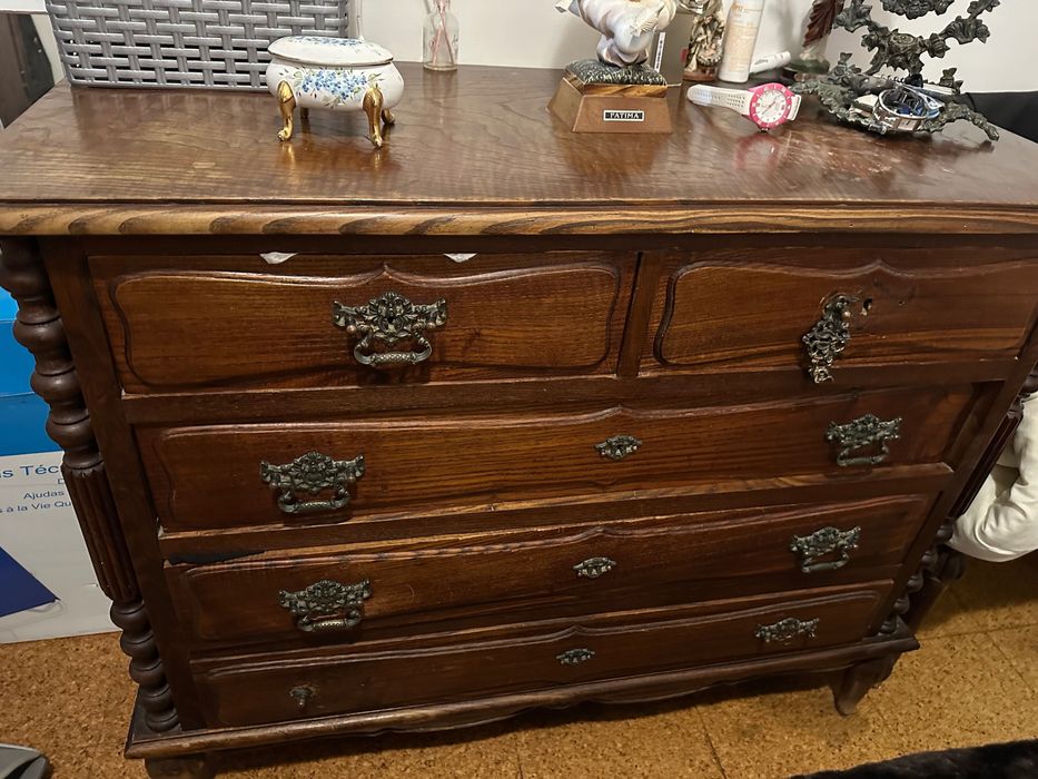 Conjunto de Quarto em Madeira – Roupeiro, Cómoda e Mesas de Cabeceira