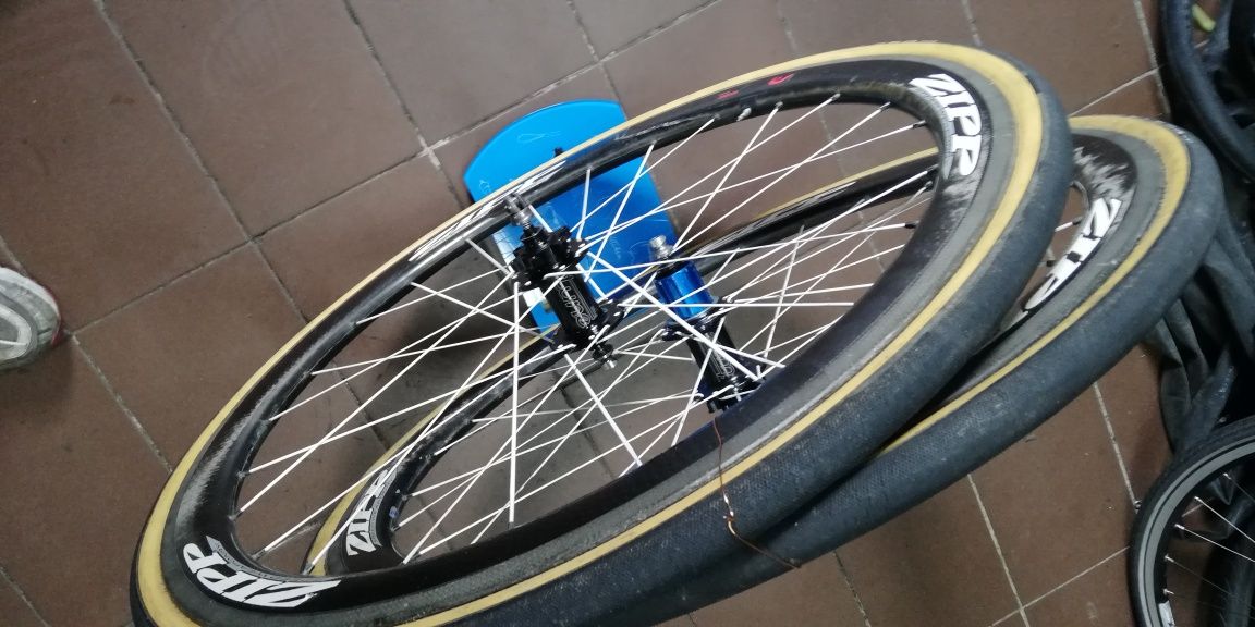 Koła zipp na piastach pod tarcze tune King 700