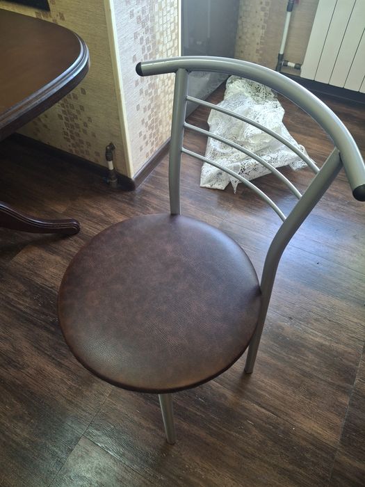 Продам кухонний стіл овальный