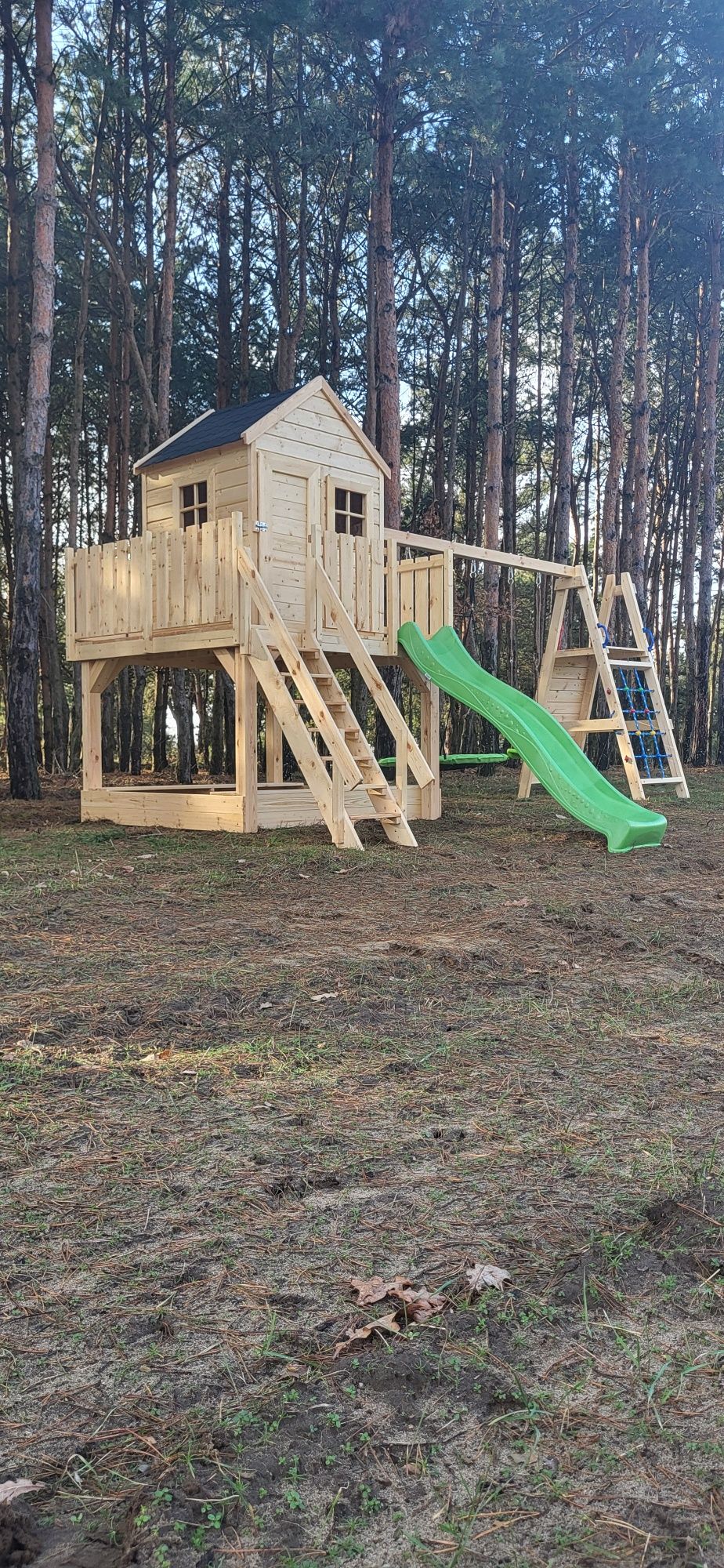 Plac zabaw.  Domek dla dzieci.  Domek drewniany dla dzieci
