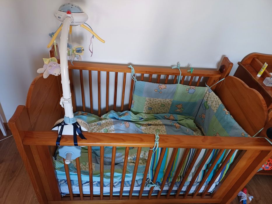 Mobilia Quarto de bebé  em pinho mel