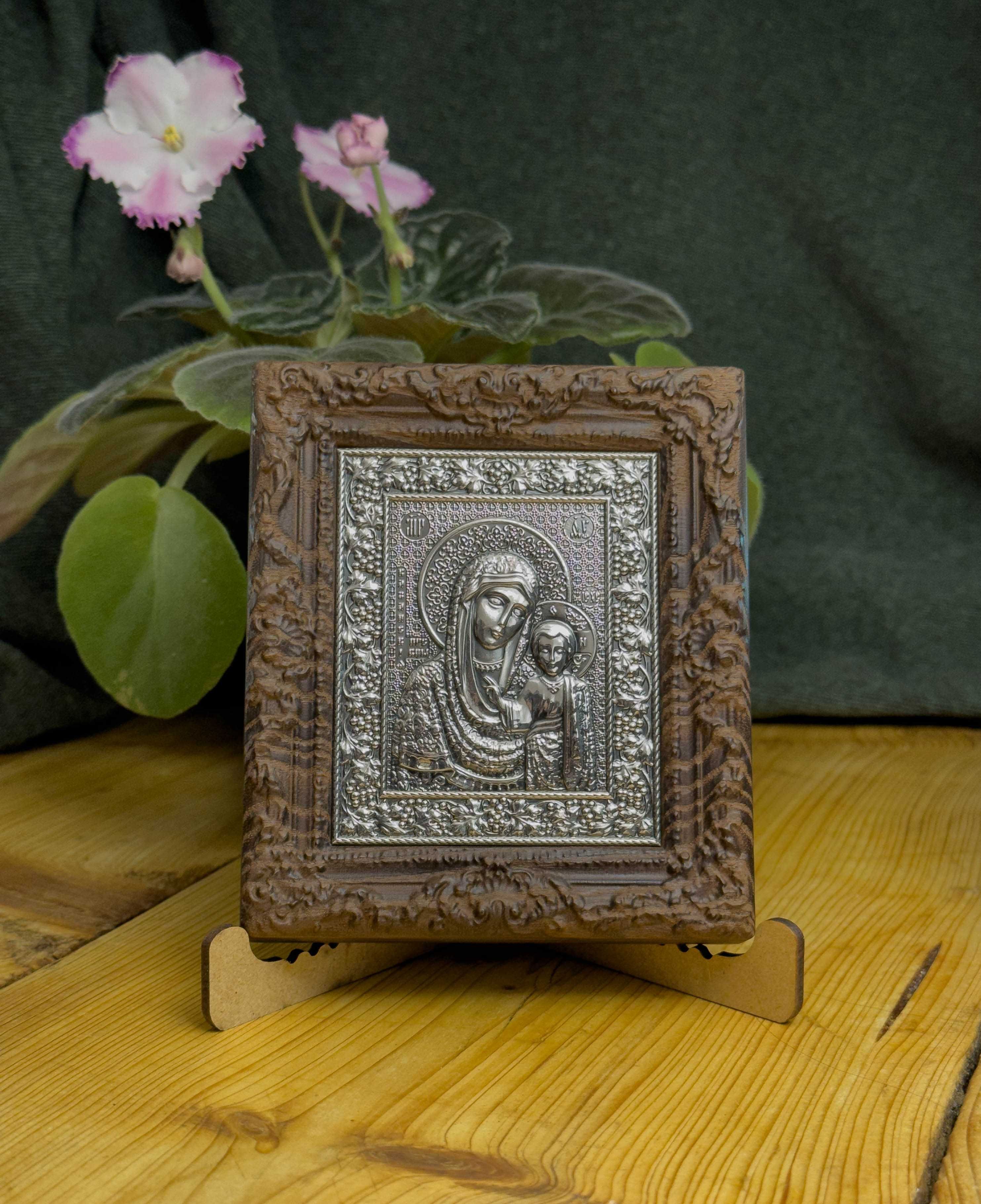 Казанська срібна ікона Божої Матері з різною рамкою з масиву ясеня