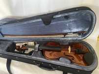 Violino a funcionar no estojo original
