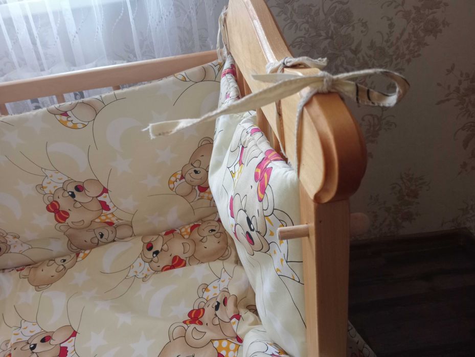 Дерев'яне дитяче ліжечко з маятником та бортиками