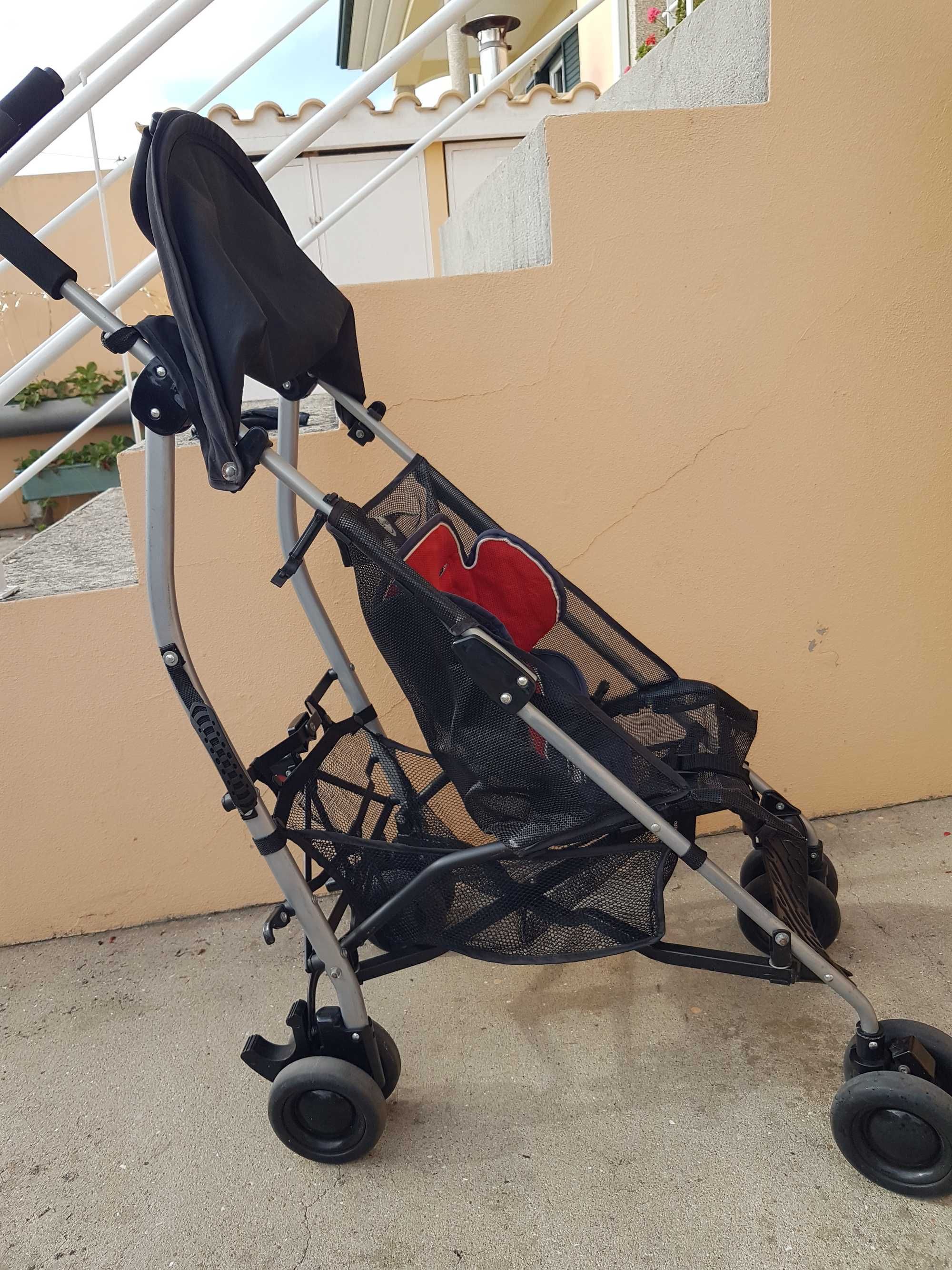 Carrinho de passeio preto e leve