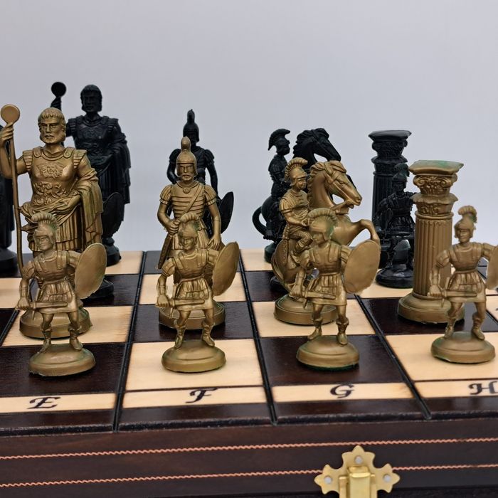 Шахи Спартанські. Дерев'яна дошка, пластикові фігури. 49х49см Шахматы