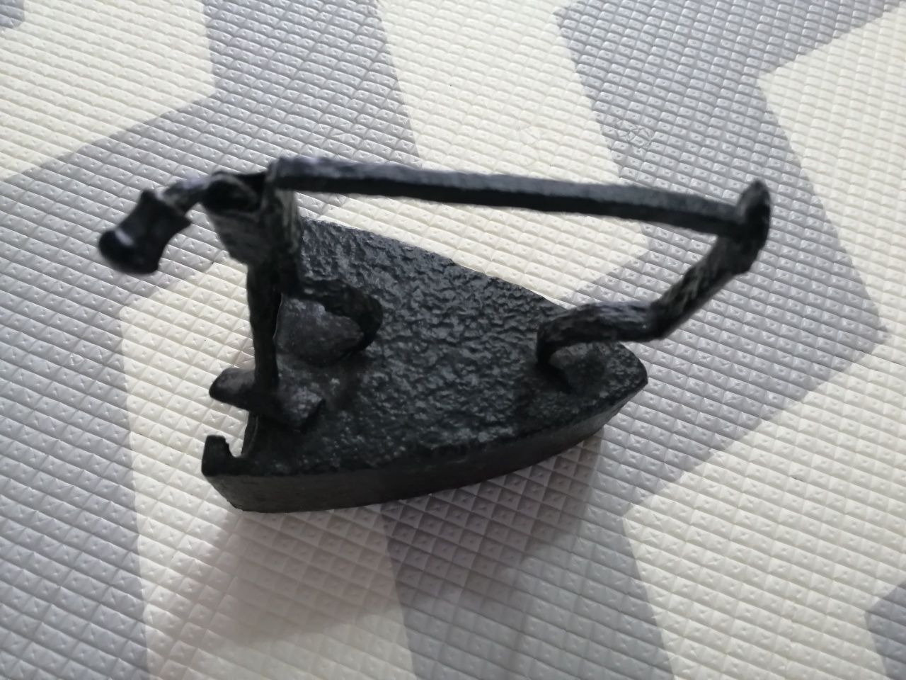 Sprzedam miniaturkę żelazka metalową