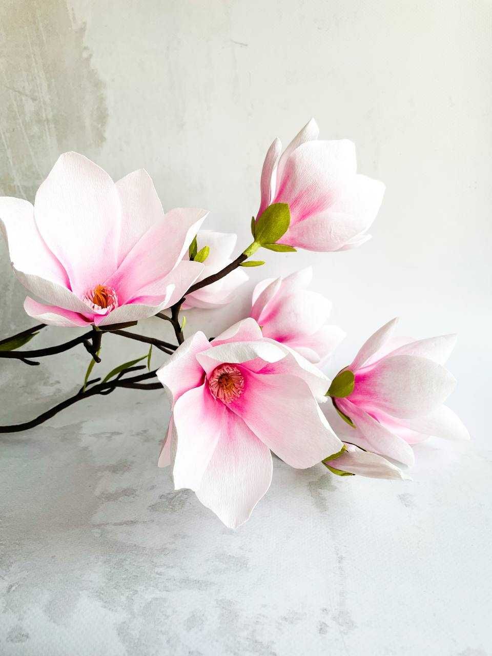 Magnolia gałązka z krepiny niemieckiej