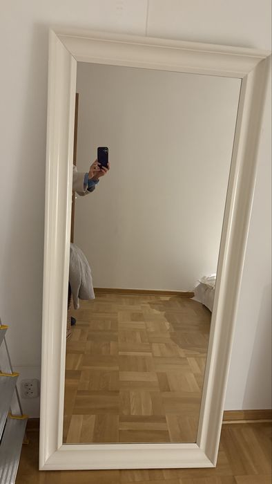 Sprzedam duże lustro w białej ramie