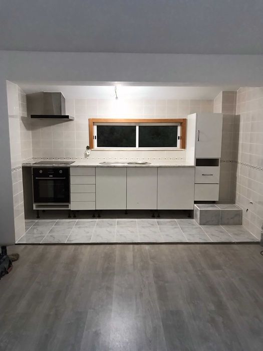 Apartamento T3 com Sótão Equipado e Duas Garagens