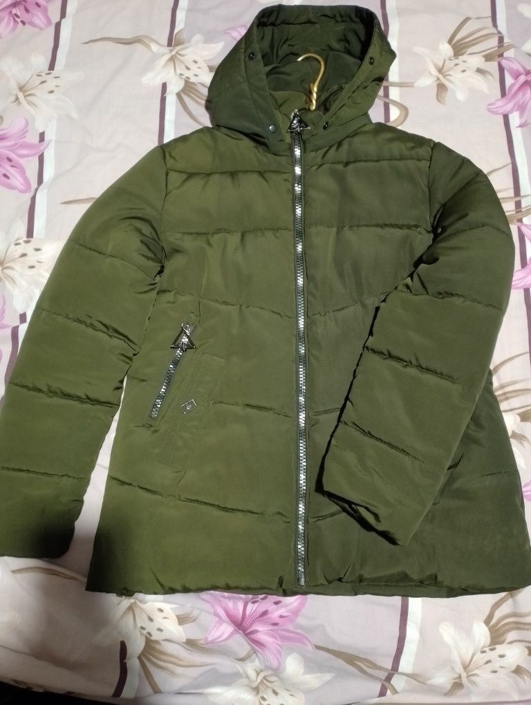 Продам зимнюю куртку женскую