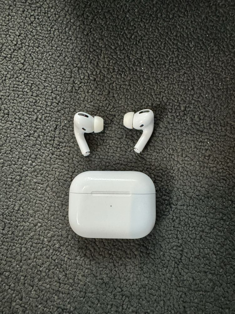 AirPods Pro z etui ładujacym MagSafe