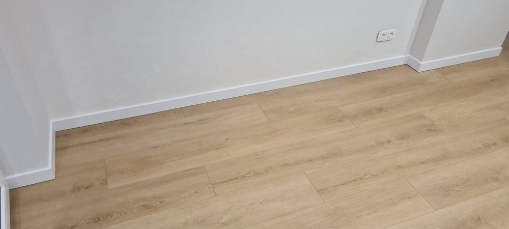 Монтаж плінтуса Майстер