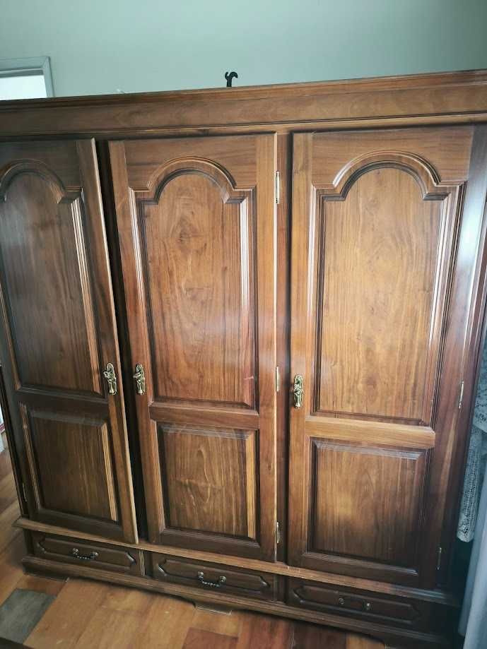 Roupeiro de quarto +mesas de cabeceira + cama