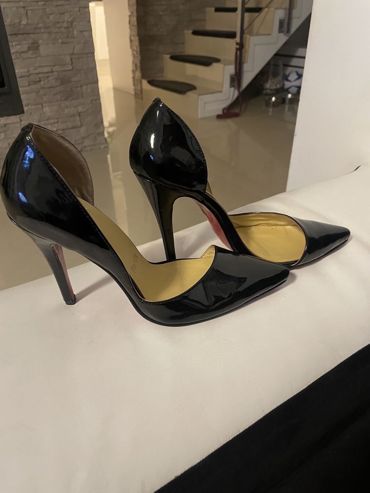 Szpilki czerwona podeszwa Louboutin plus worek przeciwkurzowy