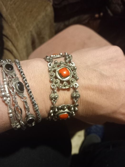 Stara bransoletka z czerwonymi oczkami