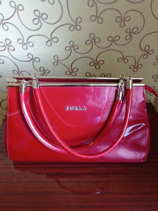 Лакова сумка червоного коліру