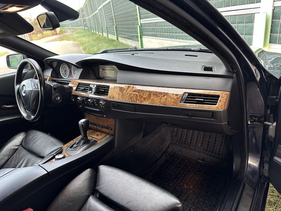BMW E60 4.4i V8 333KM Xenon, Komforty czarne, czarny sufit