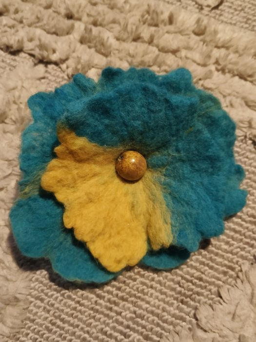 Broszka z filcu duża.
