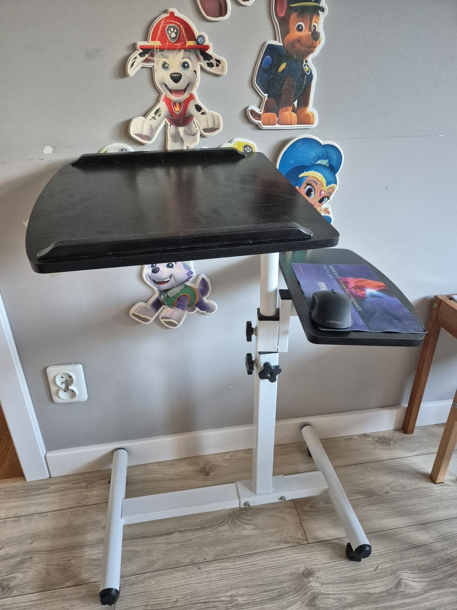 Stolik pod laptopa na kółkach