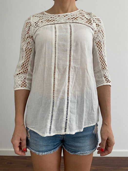 Blusa Pull & Bear branca e com bordado