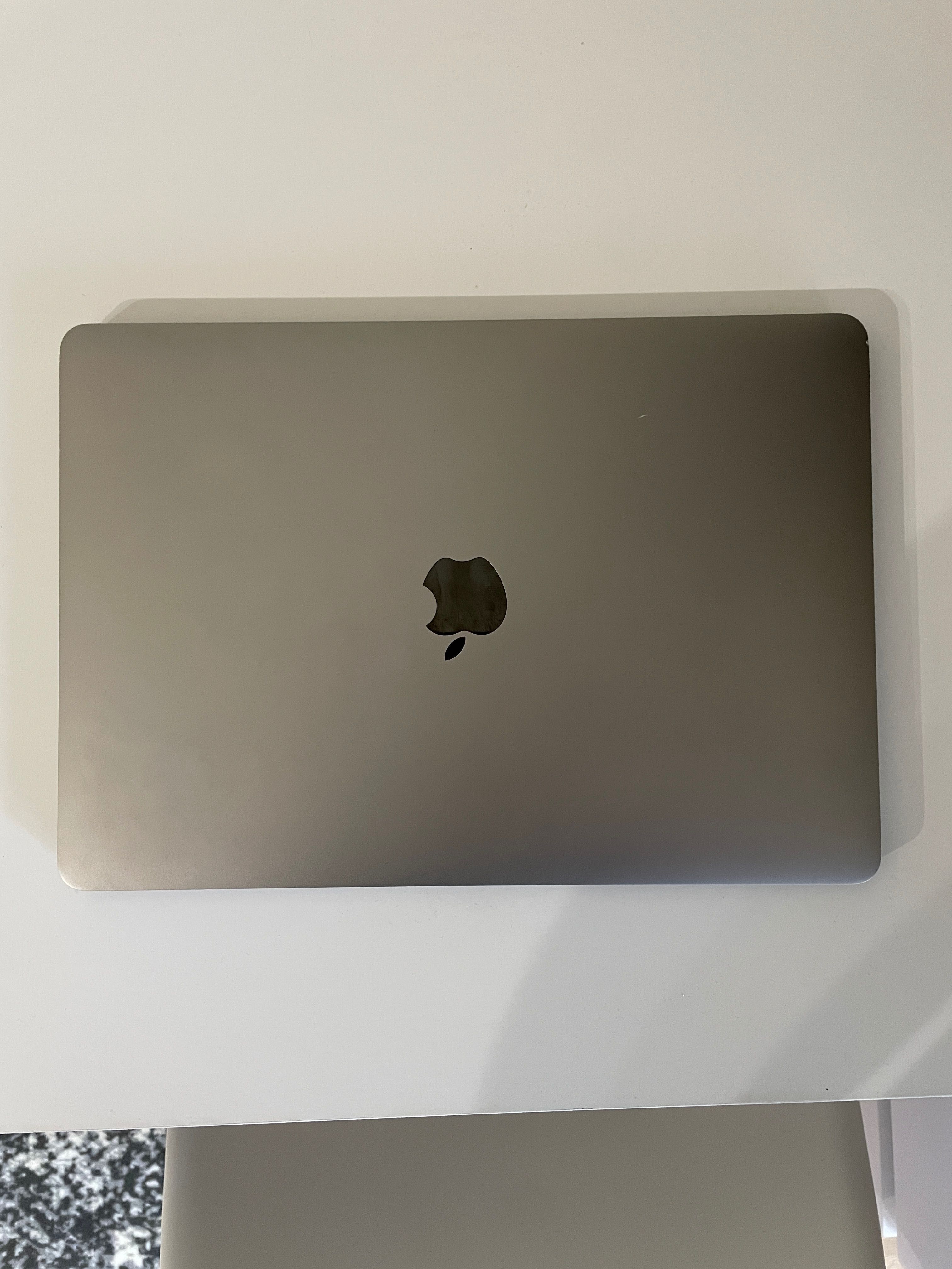 MacBook Pro (13-calowy, 2019, cztery porty Thunderbolt 3 )