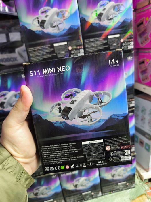 Дрон з відеокамерою якісний тримає висоту