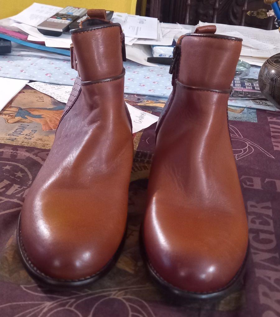 Botas novas, totalmente em couro, n.40.