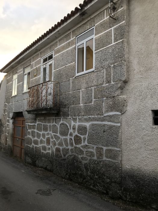 Moradia com terreno - Satão