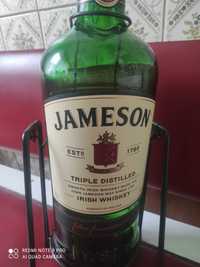 Бутилка на качелях Jameson.
