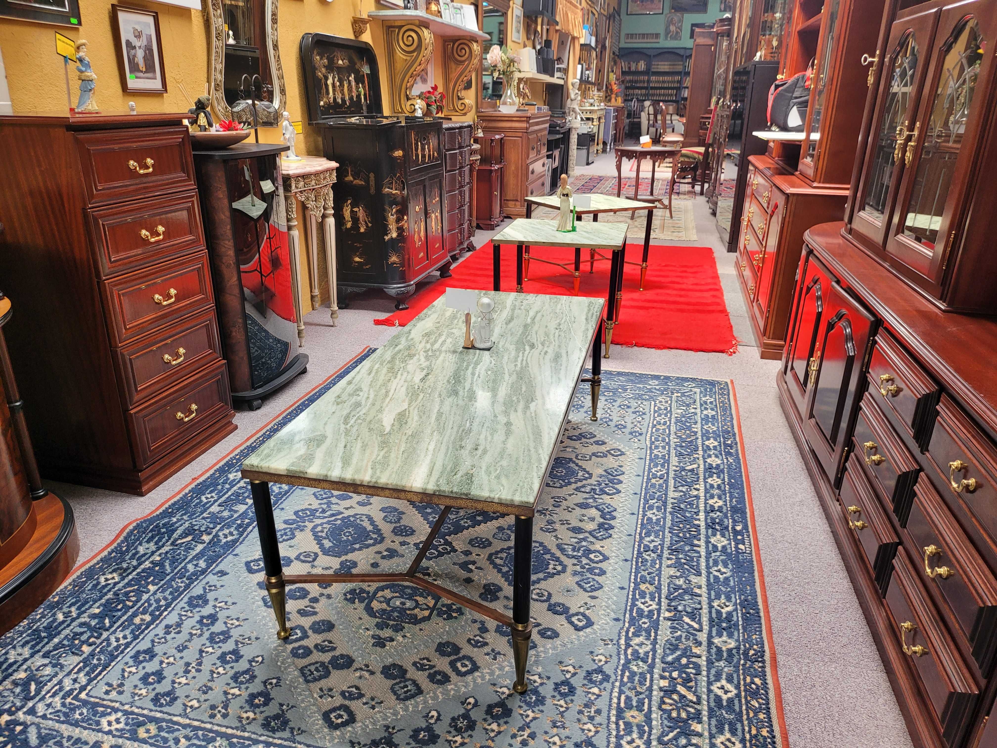 Grande mesa de centro retangular em latão com tampo em ped