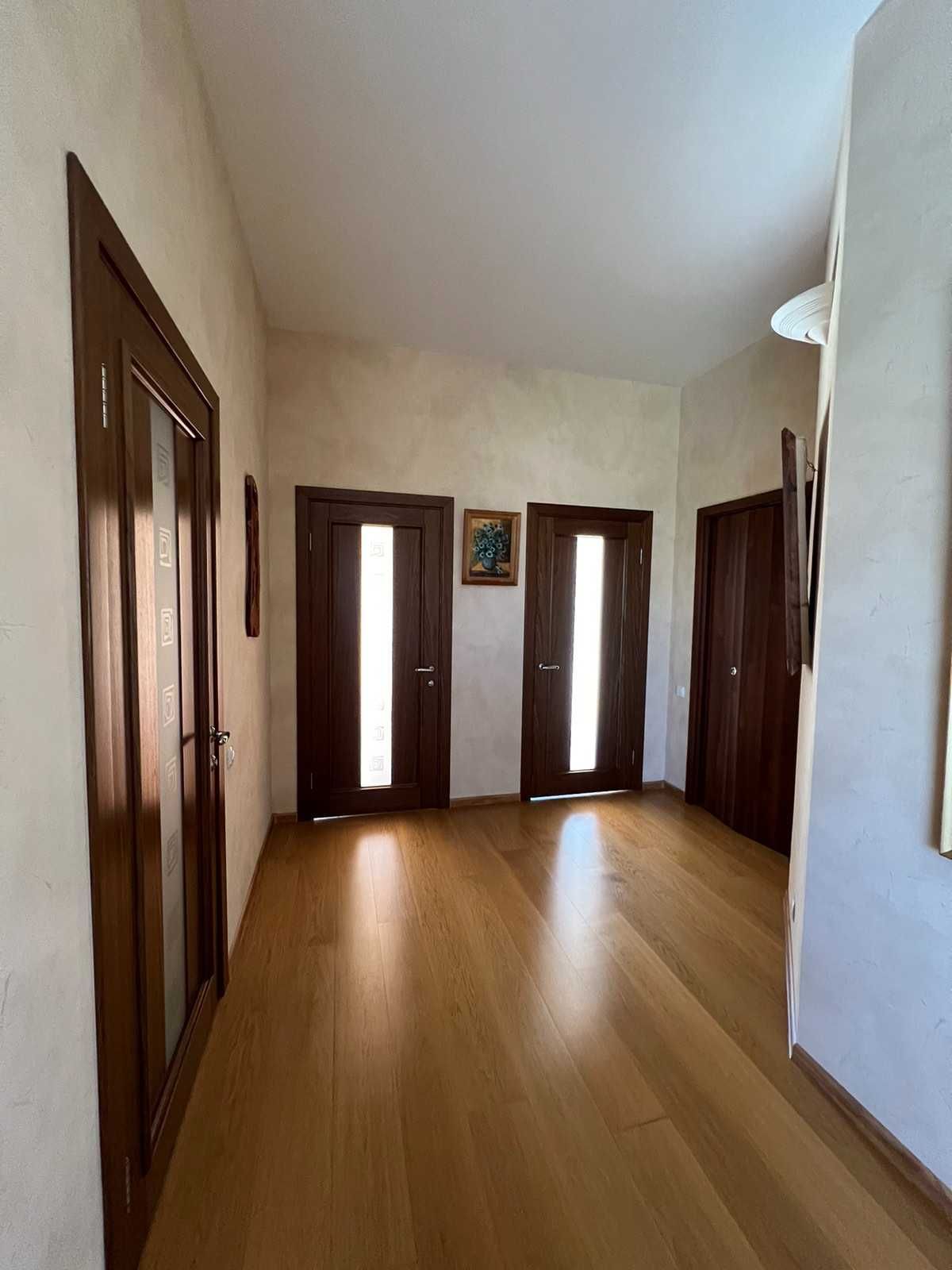 Продам уютный двухэтажный дом в Совиньоне! Красивый участок.