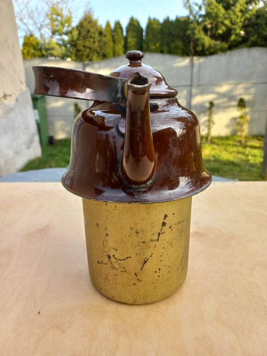 Stary, emaliowany czajnik wpuszczany w fajerkę