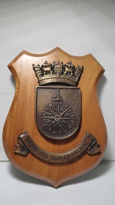 Cresta em madeira e metal do Instituto Hidrográfico