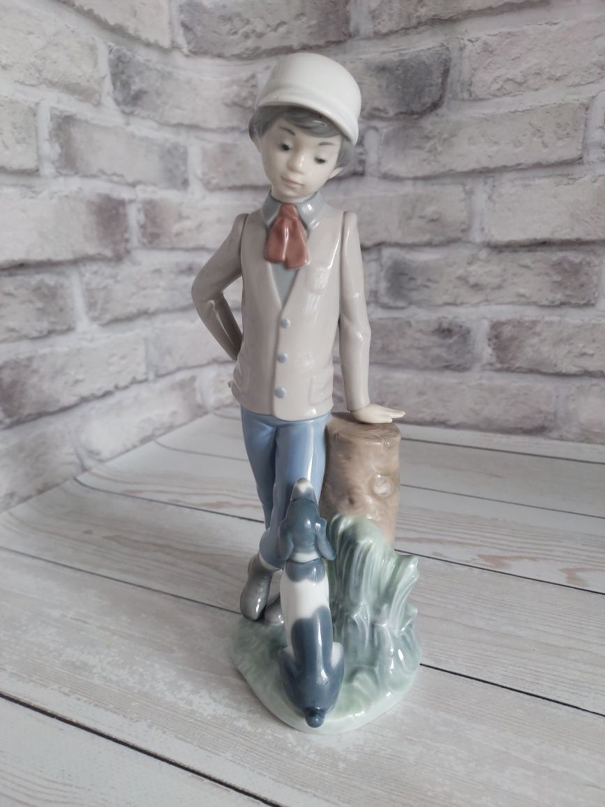 Порцелянова статуетка Nao Lladro "Хлопчик з собакою"