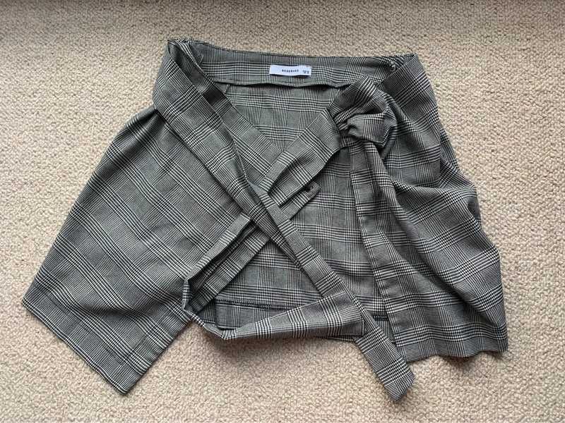 Elegancka szara kopertowa spódnica mini w kratkę do biura Reserved XS