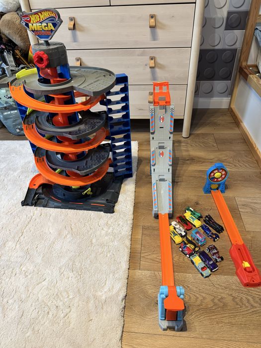 Duży zestaw hot wheels - mega garaż, wyrzutnia, auta, droga z tarcza