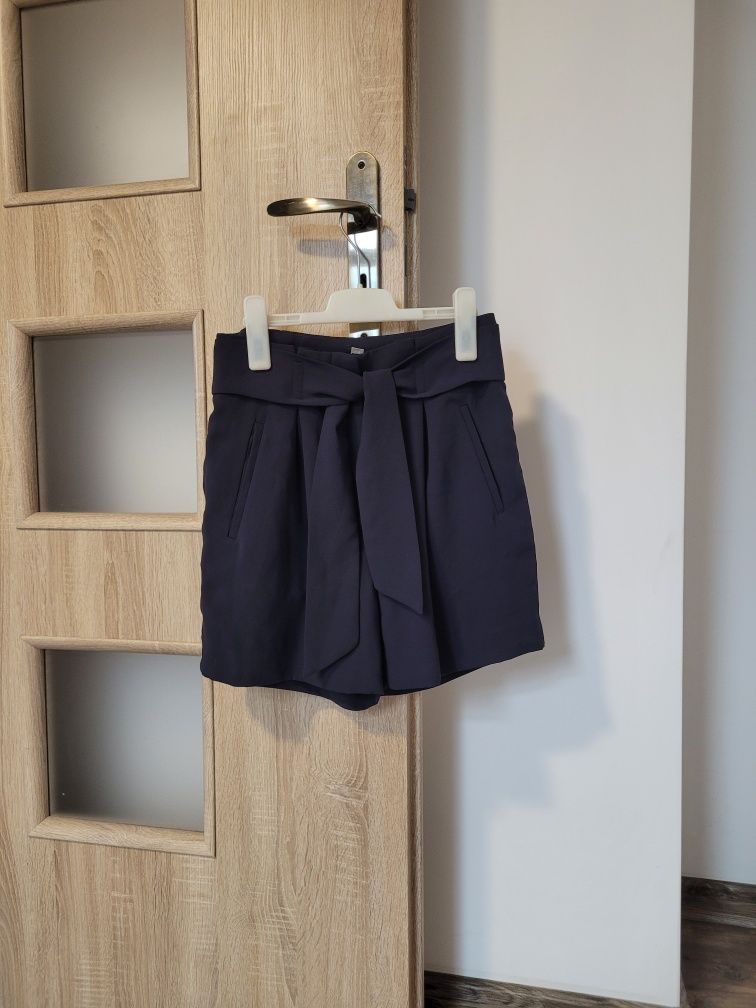 H&M eleganckie spodenki z wiązaniem S
