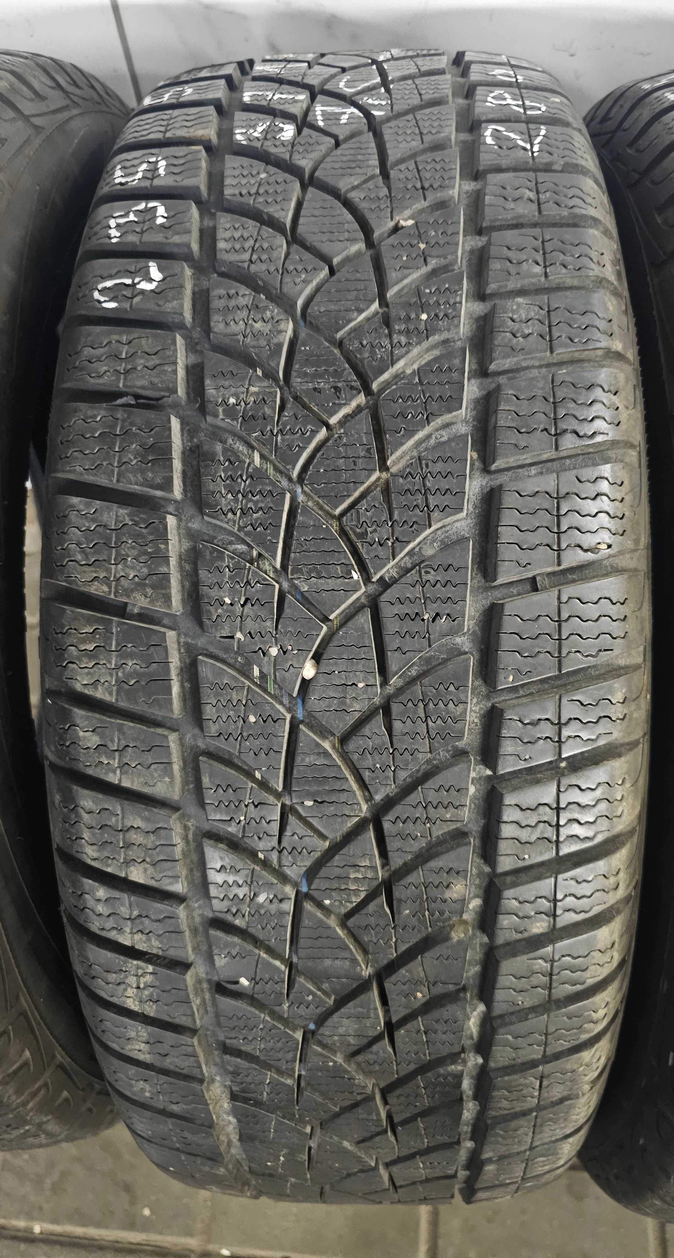 235/55R18 Goodyear Ultra Grip Performance Gen 1 Zima