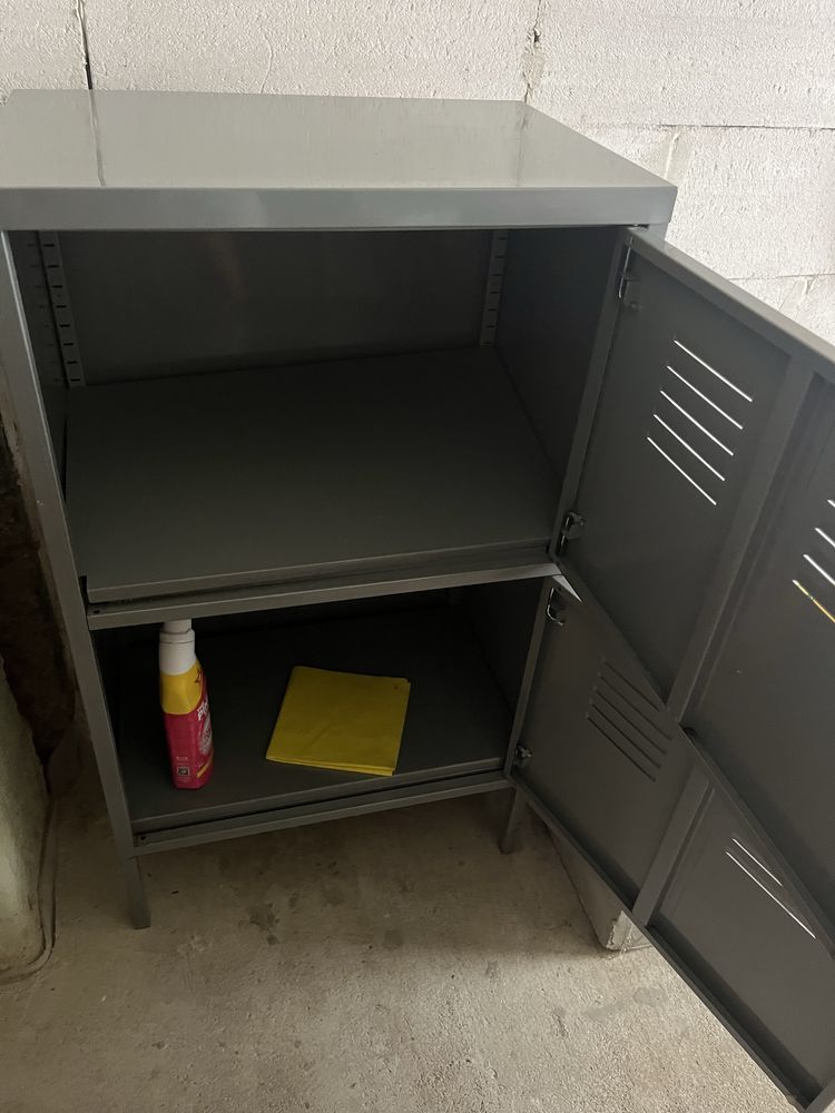 Szara metalowa szafka . Ikea