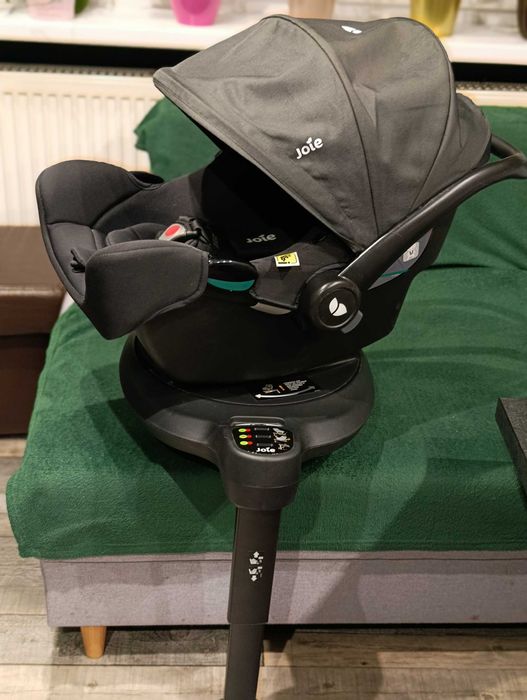 Fotelik niemowlęcy obrotowy i baza firmy Joie