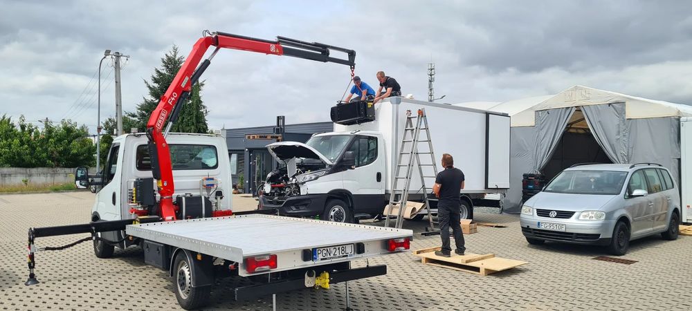 Iveco 35S16 montaż szkła, okien, płyt kamienia. HDS 2020  żuraw Fassi F40 9,6m z radiem z 2020