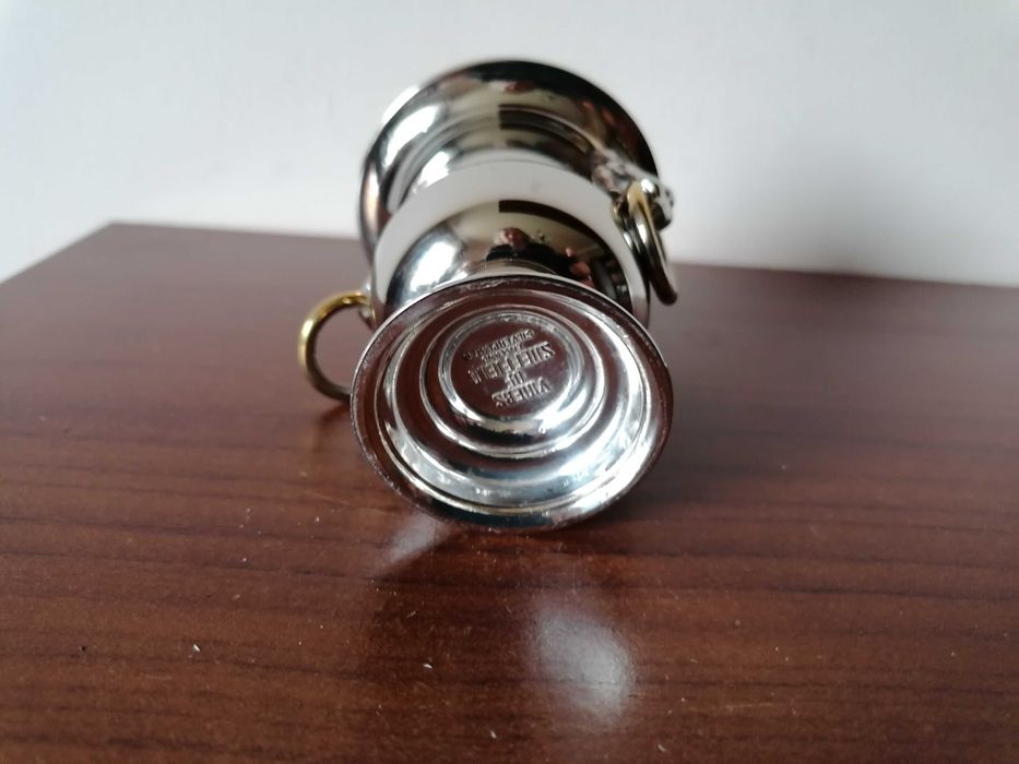 Nieduża, posrebrzana waza z uchwytami w kształcie lwów, sygnowana