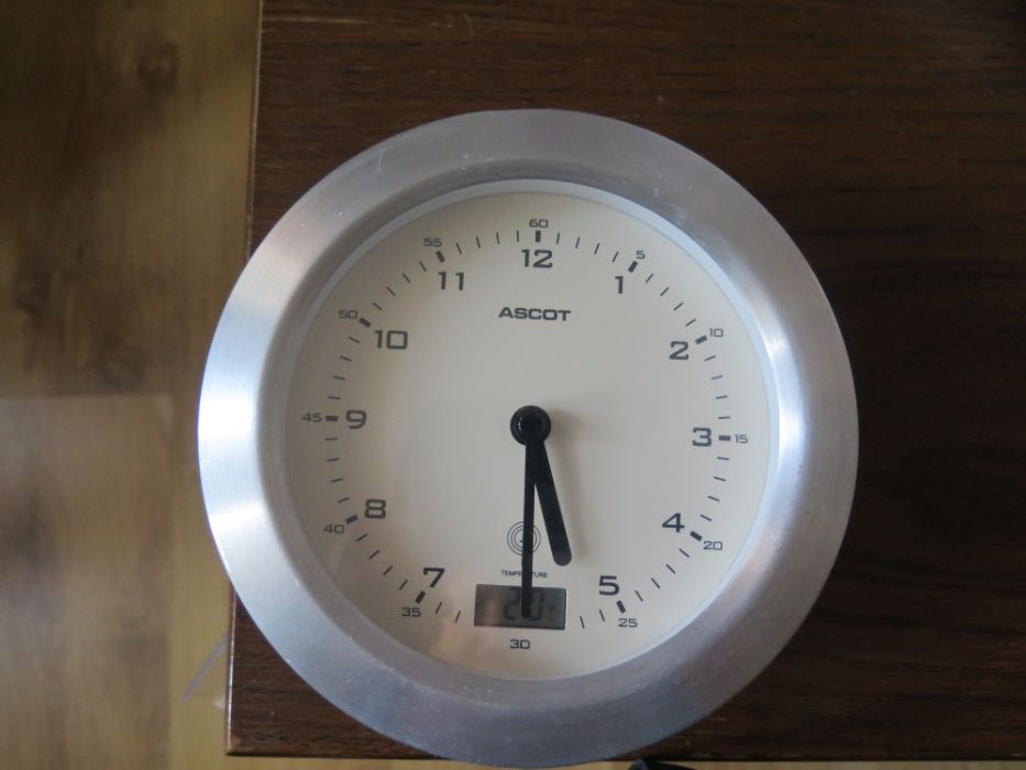 Zegar sterowany sygnałem radiowym z temperaturą