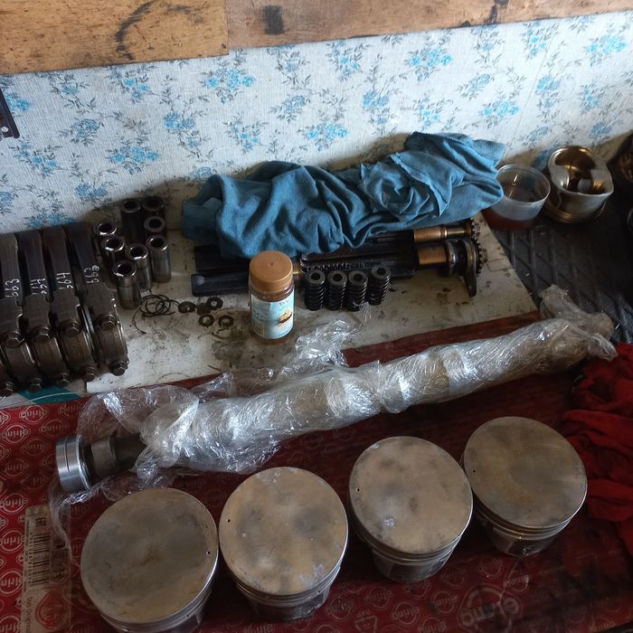 Продам поршня и роспредвал 4216 и евотеч