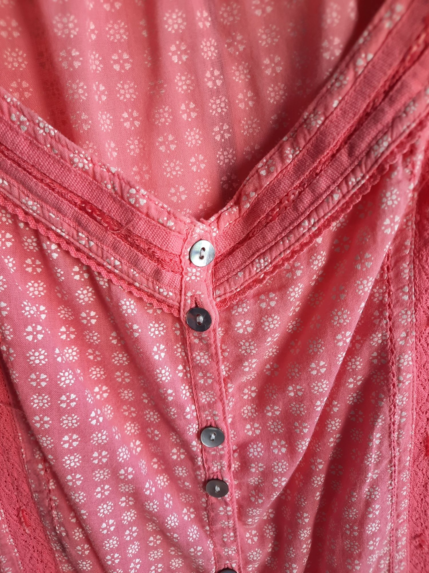 Top coral com folhos e bordados da Pepe Jeans