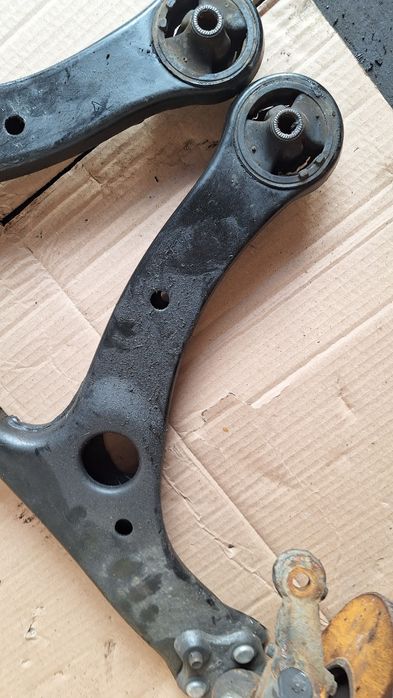 Toyota Avensis T25 wahacze przód komplet lewy i prawy Stan bdb