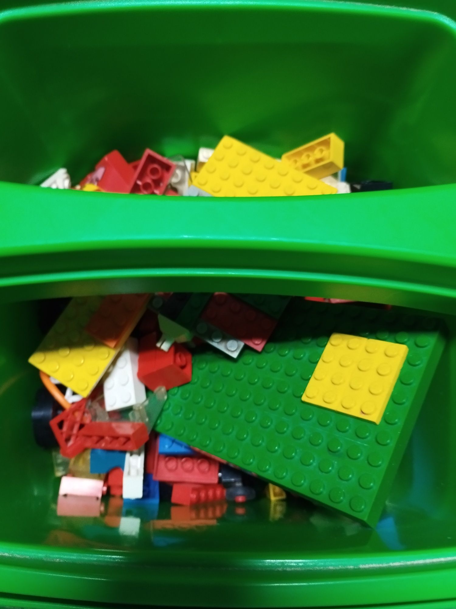 Dois baldes de LEGO